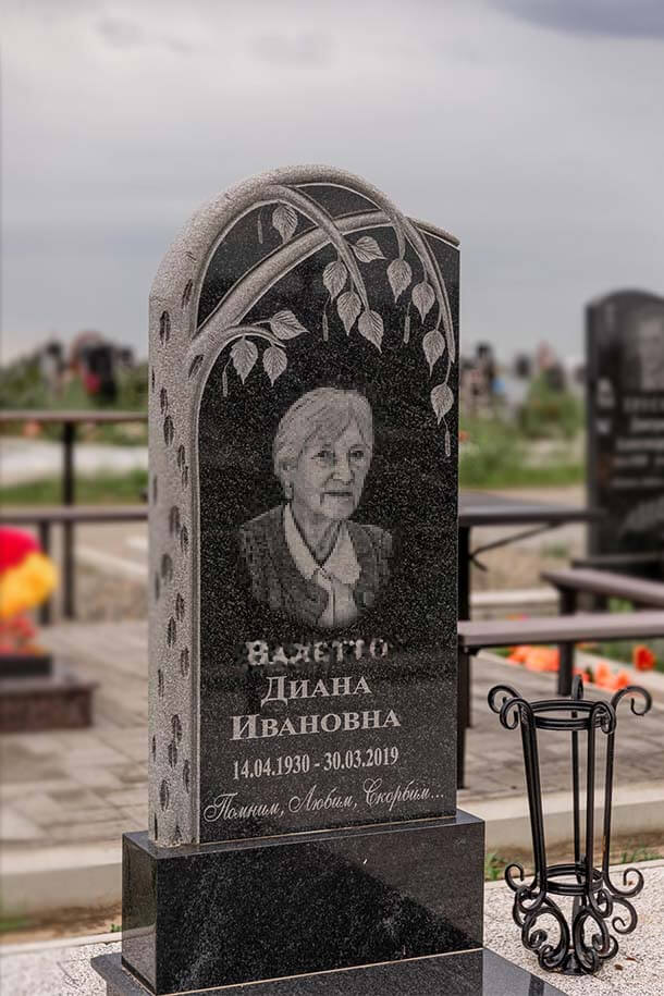 памятник бабушке